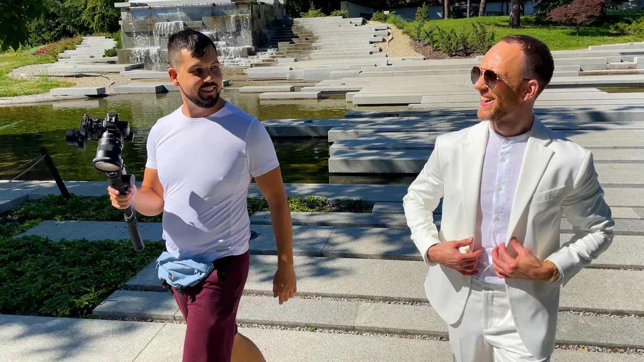 Rafał Furgała podczas realizacji video z klientem w plenerze