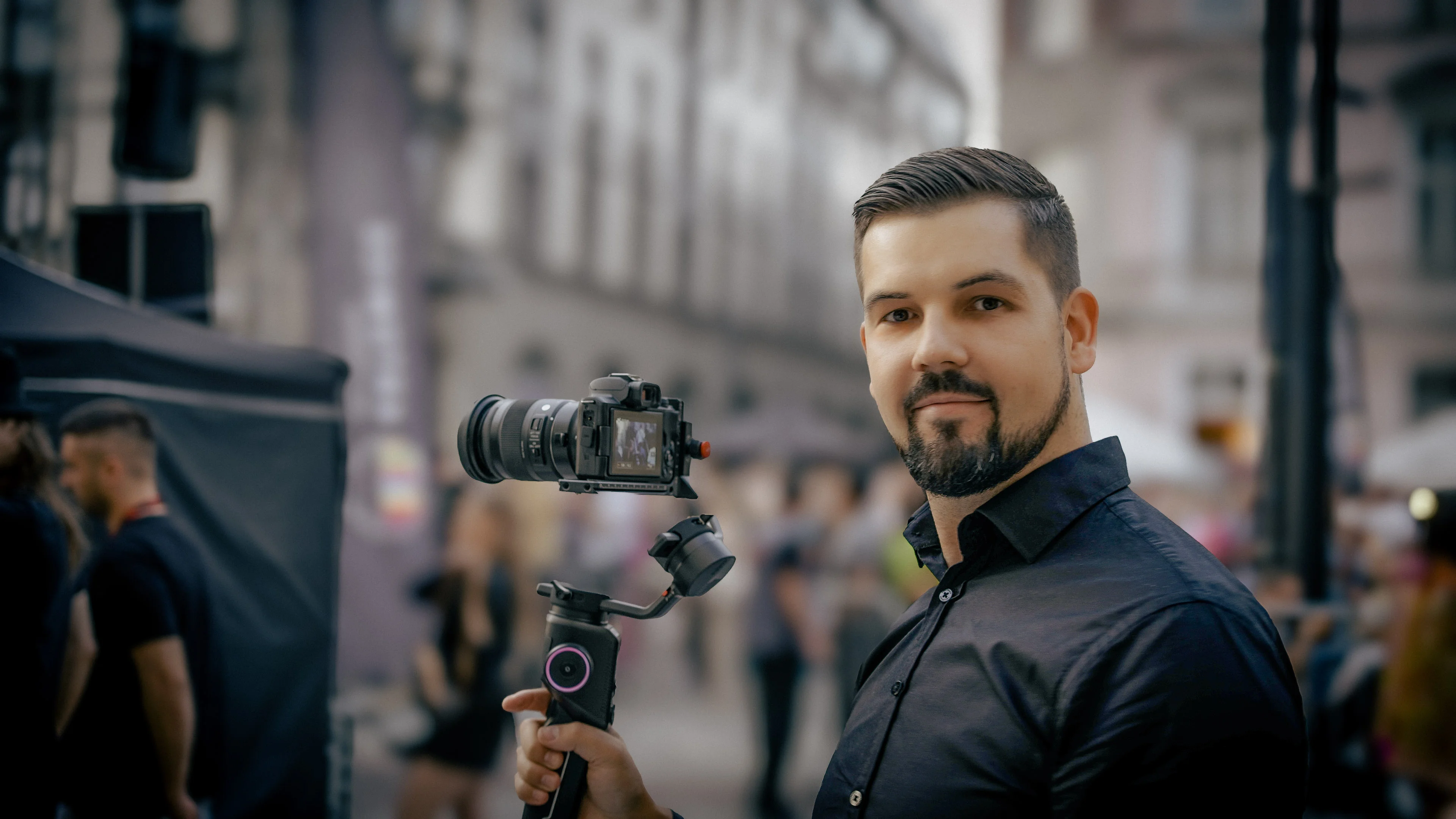 Rafał Furgała z kamerą — portret w miejskim plenerze