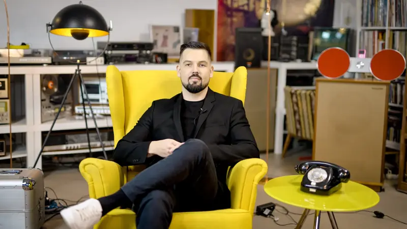 Rafał Furgała siedzący w żółtym fotelu — miniatura filmu o marce osobistej